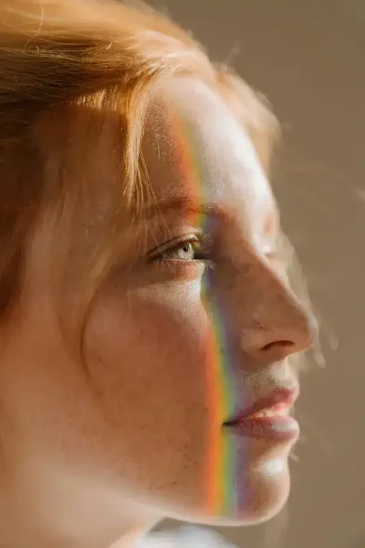 Le visage d'une femme avec un trait de lumière qui traverse son visage détendu