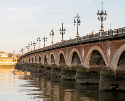 Vue de Bordeaux sur le pont de pierre