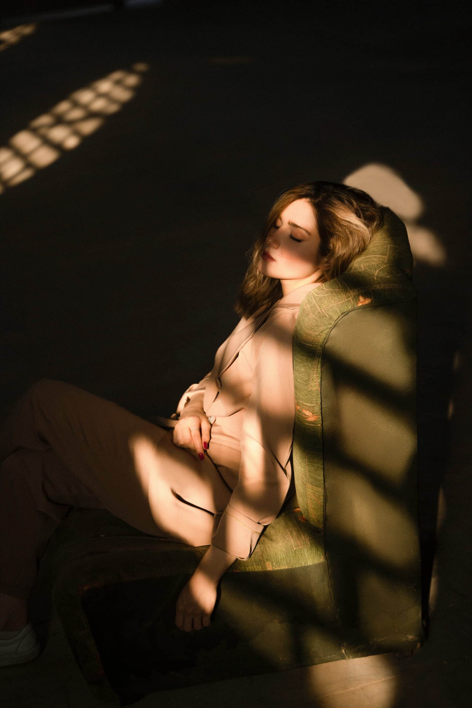 femme avec les yeux fermés dans la lumière en situation de lâcher prise