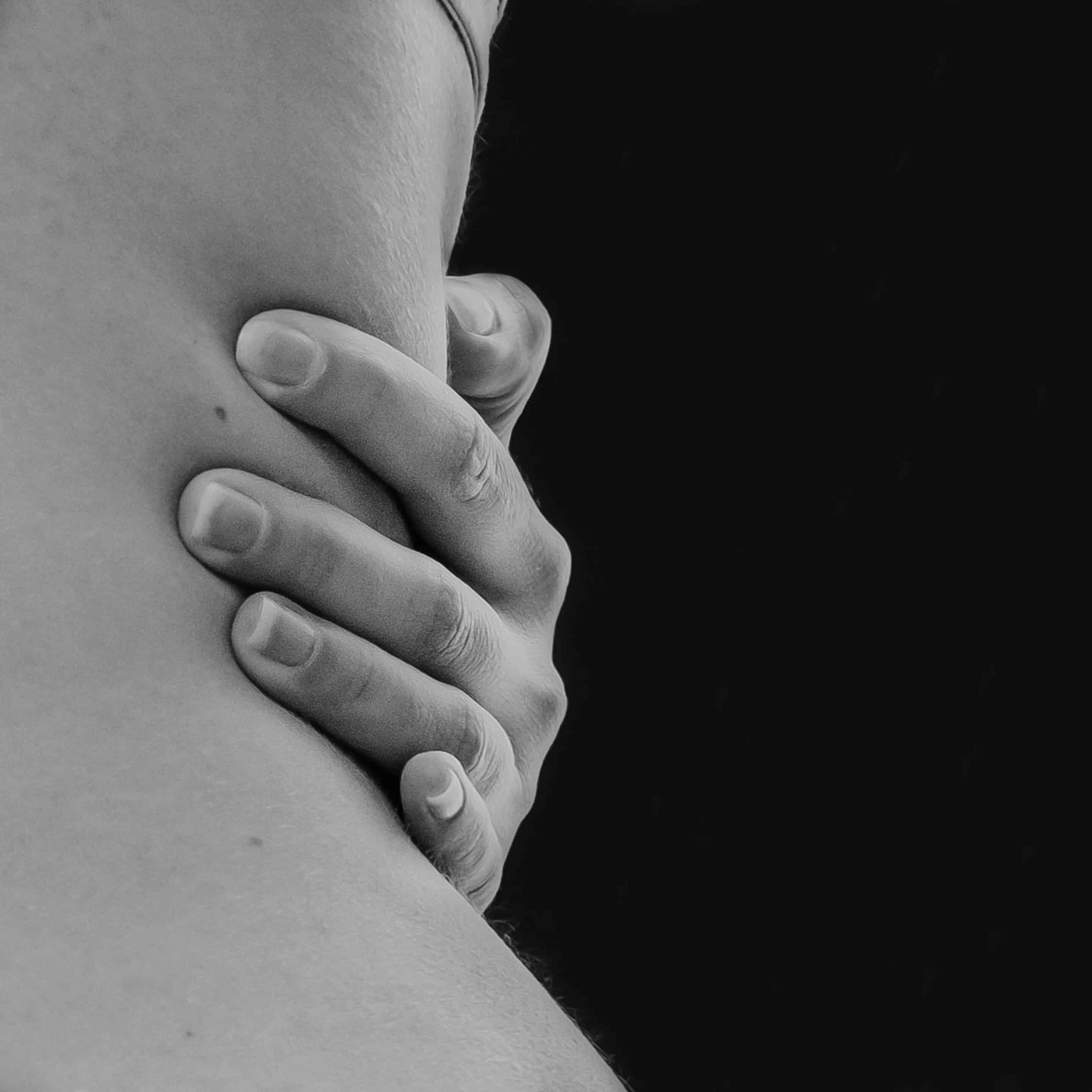 corps vu de dos  en noir et gris avec une main sur la taille 
