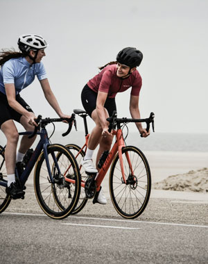 femmes sportives faisant du vélo