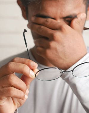 homme tenant sa tête entre ses mains montant sa douleur