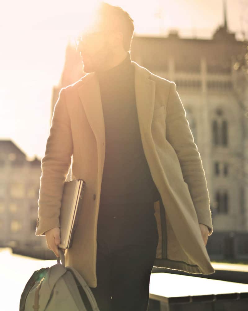 un homme, dirigeant d'entreprise avec une ordinateur et un sac en voyage d'affaires