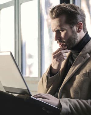 Homme assis dans une entreprise qui travaille sur un ordinateur